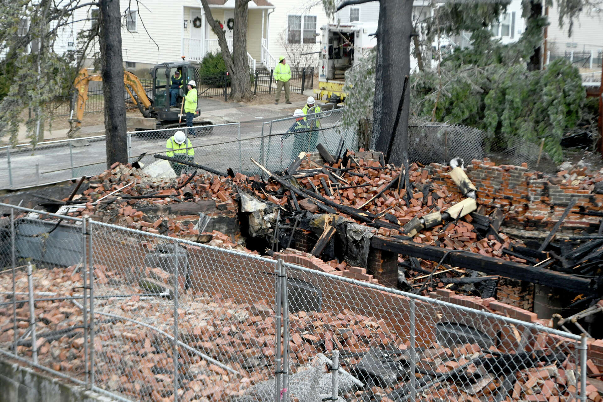 Vacant Hartford building collapses after in overnight blaze