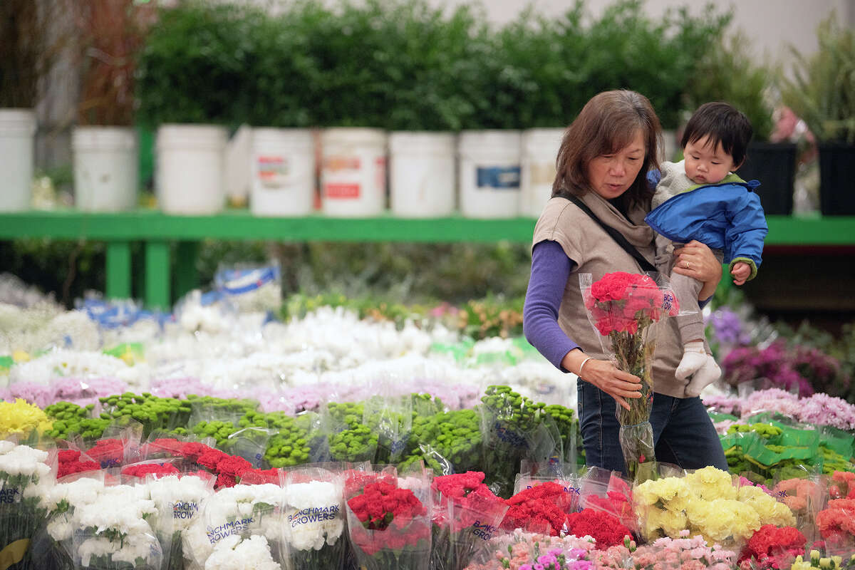 Shopper size up flower bouquets on sale at the San Francisco Flower Market, in its new location in Portreo Hill, on Friday, Jan. 10. 2025