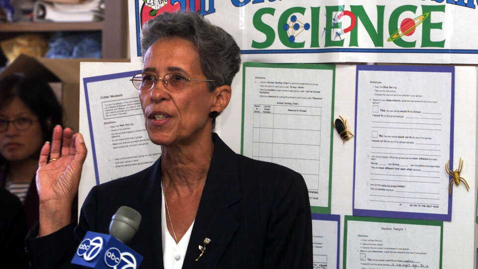 SCIENCE B/C/08OCT99/MN/CG --- SF school interim superintendent, Linda Davis, speaks to the media at James Denman Middle School announcing the district's having recieved a $10 million federal grant to improve science curricula in cooperation with local universities and institutions. (CARLOS AVILA GONZALEZ/SAN FRANCISCO CHRONICLE)