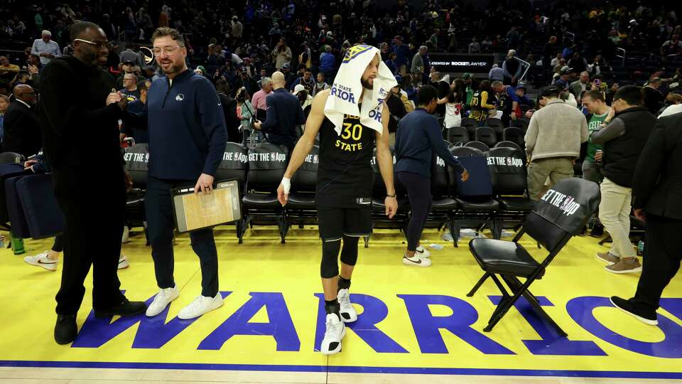 Golden State Warriors guard Stephen Curry (30) leaves the court after an NBA basketball game against the Boston Celtics in San Francisco, Monday, Jan. 20, 2025. (AP Photo/Jed Jacobsohn)