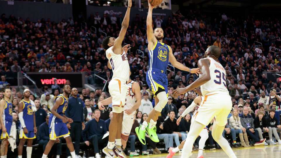 Golden State Warriors guard Stephen Curry (30) attempts a two-pointer against the Phoenix Suns in the fourth quarter during an NBA game at Chase Center in San Francisco, Saturday, Dec. 28, 2024. The Warriors won 109-105.