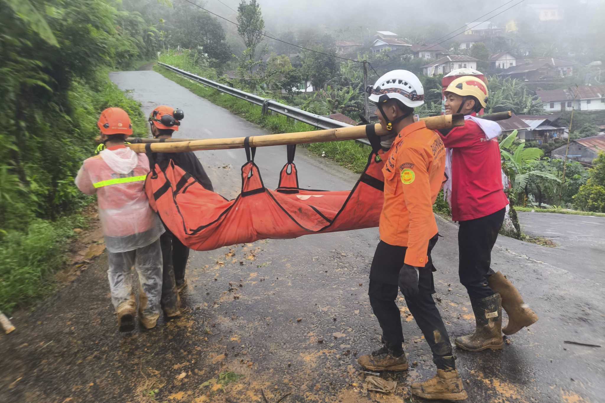 Indonesia search resumes after flash flood and landslide leaves 17 dead ...