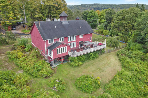 Guess the price of this 100-year-old renovated CT barn