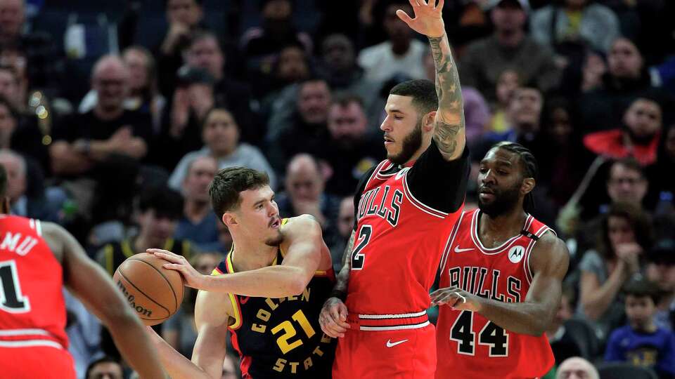 Quinten Post (21) works around the Chicago defenders in the first half as the Golden State Warriors played the Chicago Bulls at Chase Center in San Francisco, on Thursday, January 23, 2025.