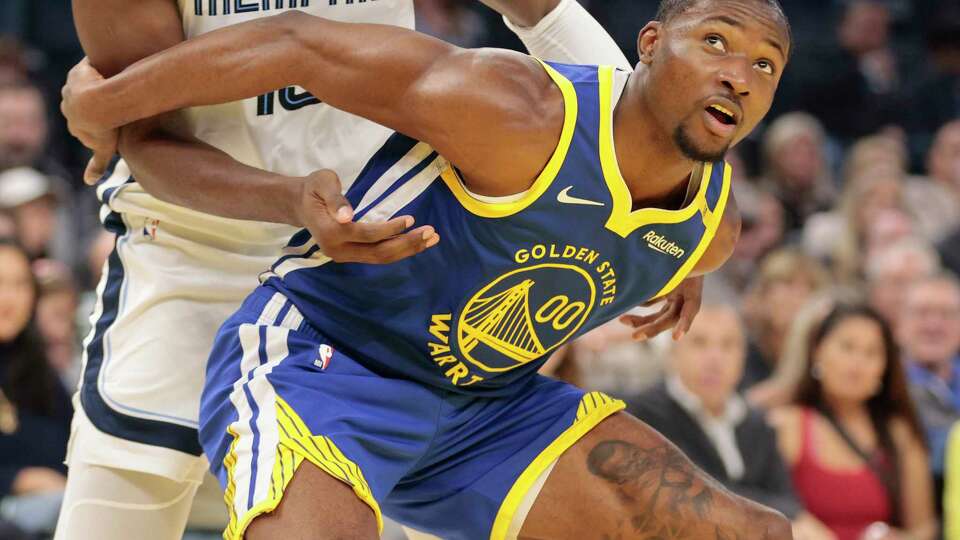 Golden State Warriors forward Jonathan Kuminga (00) boxes out on Memphis Grizzlies forward Jaren Jackson Jr. (13) in the first quarter during an NBA game at Chase Center in San Francisco, Saturday, Jan. 04, 2025.