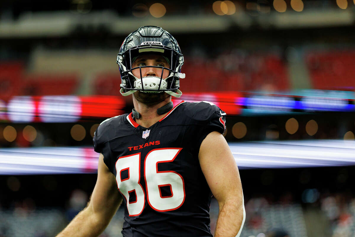 HOUSTON, TEXAS - JANUARY 11: Tight end Dalton Schultz #86 of the Houston Texans stands on the field prior to an AFC Wild Card game against the Los Angeles Chargers at NRG Stadium on January 11, 2025 in Houston, Texas. (Photo by Brooke Sutton/Getty Images)