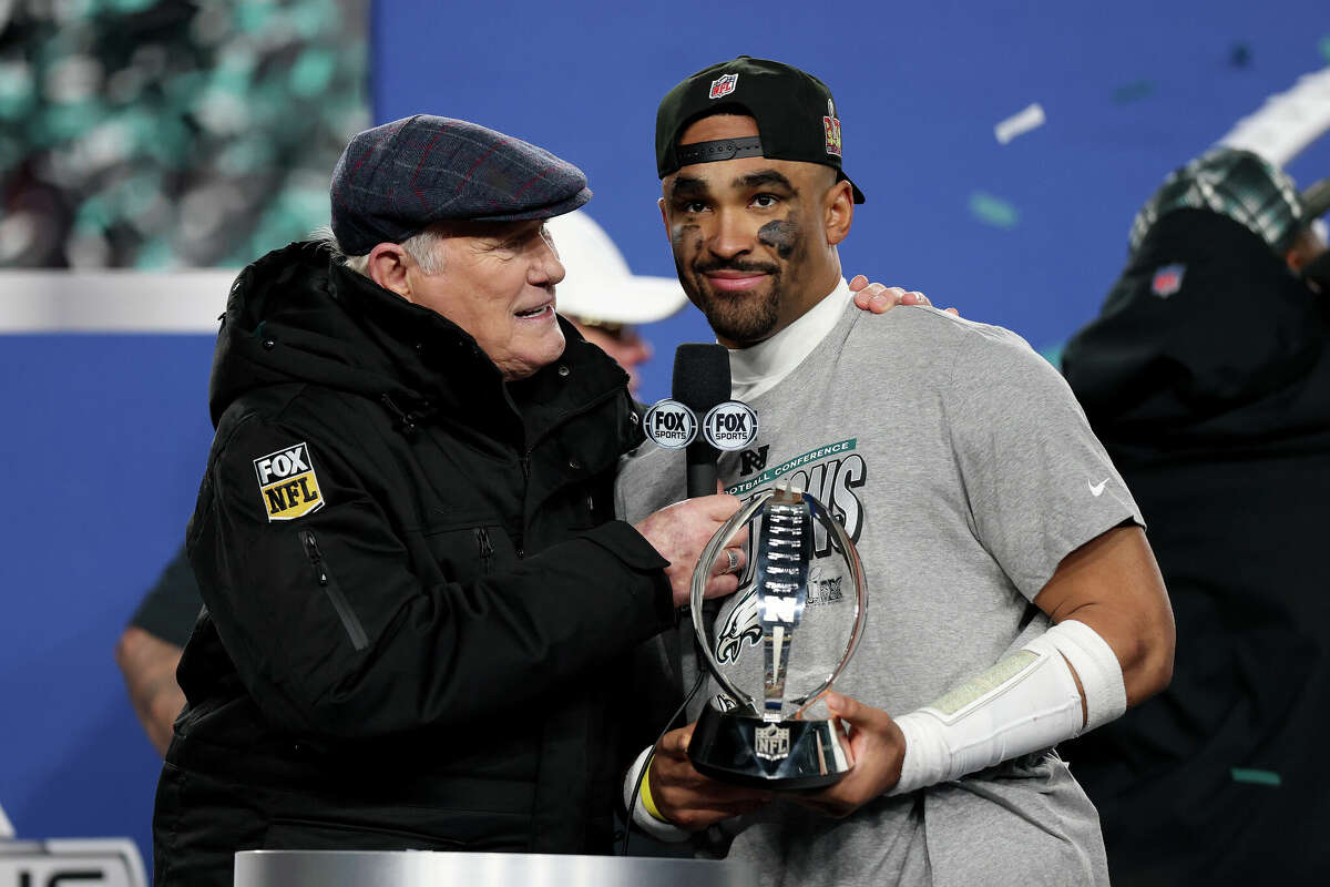 PHILADELPHIA, PENNSYLVANIA - JANUARY 26: Terry Bradshaw speaks with Jalen Hurts #1 of the Philadelphia Eagles while he holds the George Halas Trophy after their 55-23 win against the Washington Commanders during the NFC Championship Game at Lincoln Financial Field on January 26, 2025 in Philadelphia, Pennsylvania. (Photo by Emilee Chinn/Getty Images)