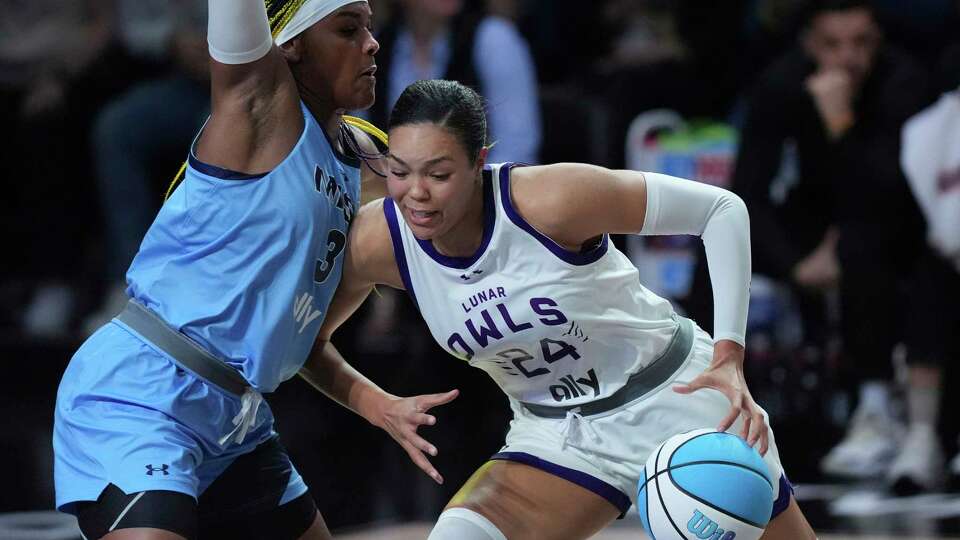 CORRECTS BYLINE - Mist's Aaliyah Edwards (3) defends Lunar Owls Napheesa Collier (24) during the first half of the inaugural Unrivaled 3-on-3 basketball game, Friday, Jan. 17, 2025, in Medley, Fla. (AP Photo/Brittany Peterson)