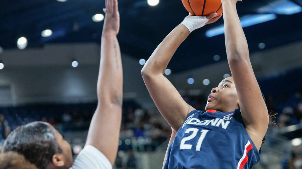 UConn women's basketball handles DePaul despite Paige Bueckers' rough night