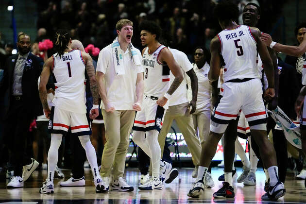 How Dan Hurley and his staff 'fired up' the struggling Huskies at halftime