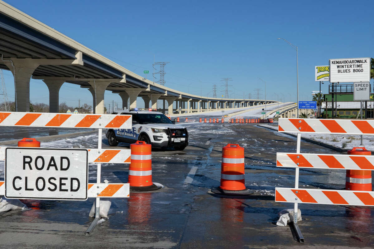 HOUSTON, TEXAS - JANUARY 22: The entrance to the Hwy 146 Seabrook Kemah bridge over Clear Lake is closed Wednesday, Jan. 22, 2025 following severe winter storms Tuesday. (Kirk Sides/Houston Chronicle via Getty Images)