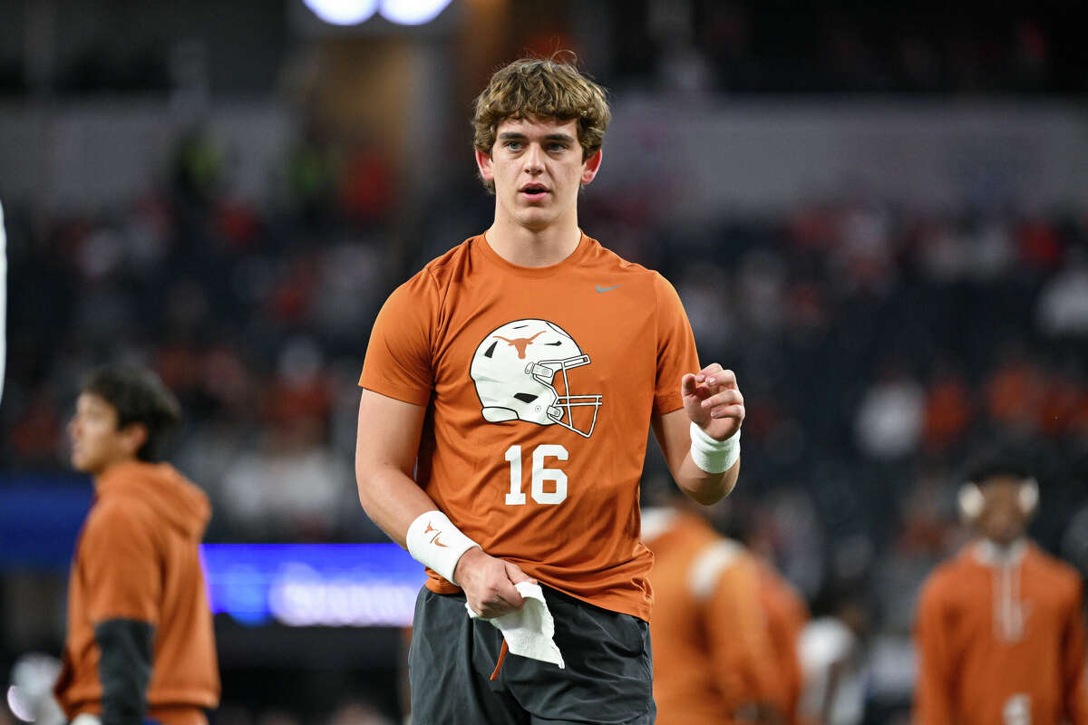 ARLINGTON, TEXAS - JANUARY 10: Arch Manning #16 of the Texas Longhorns warms up before the Goodyear Cotton Bowl at AT&T Stadium on January 10, 2025 in Arlington, Texas. (Photo by CFP/Getty Images)