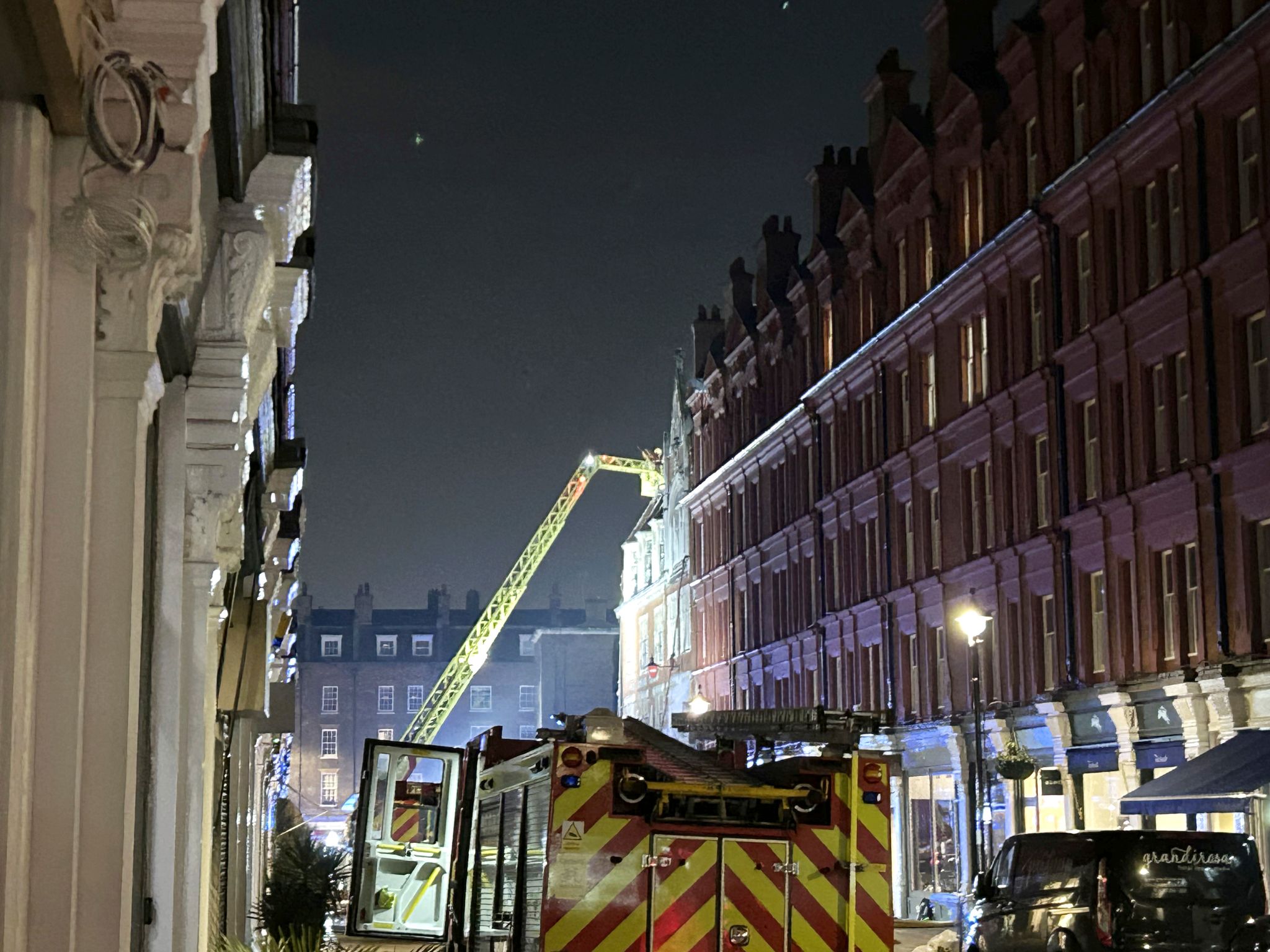 Incendio arrasa un lujoso hotel de Londres conocido por ser un punto de encuentro de celebridades