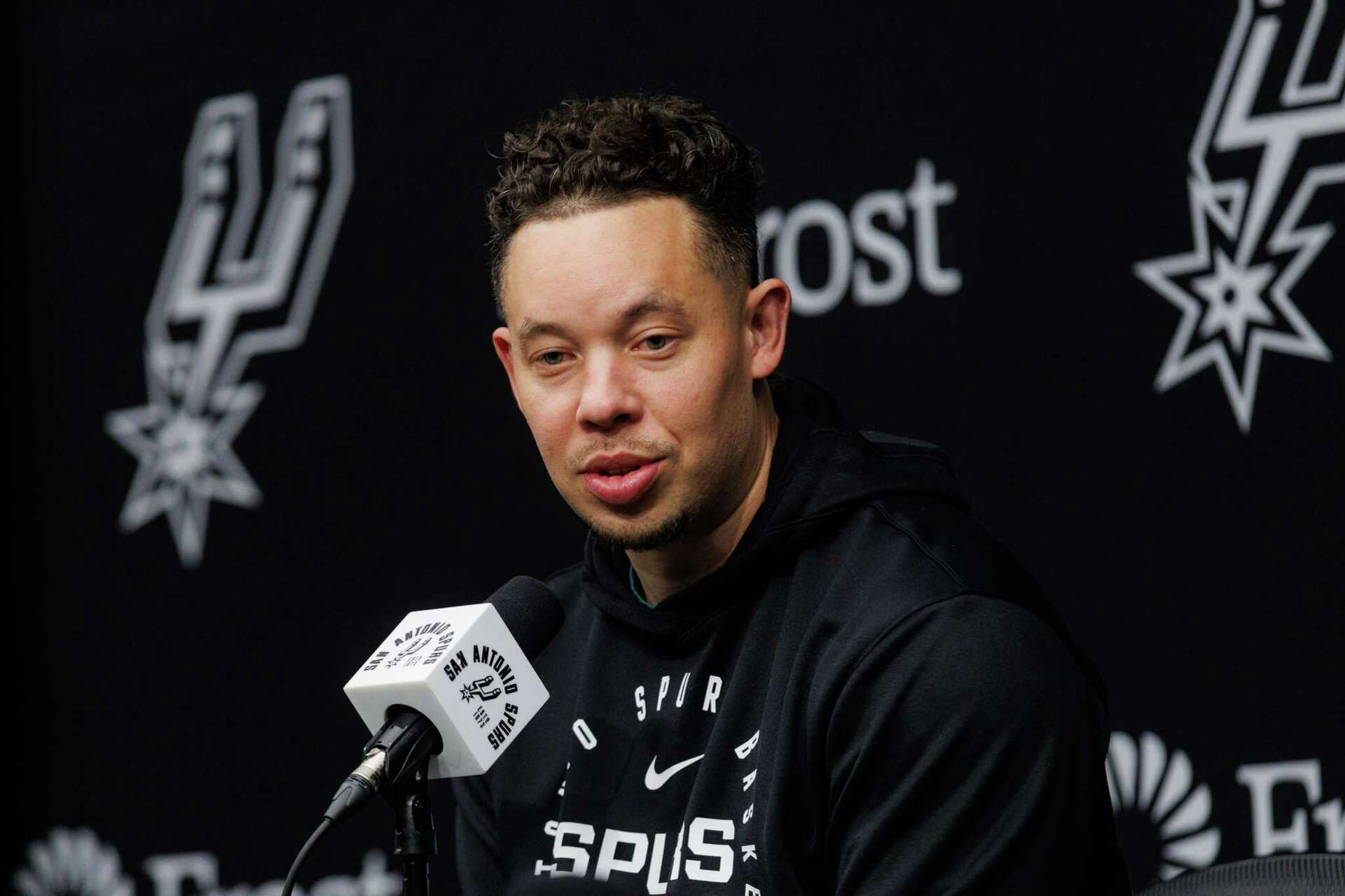 Johnson draws more praise for job replacing Popovich