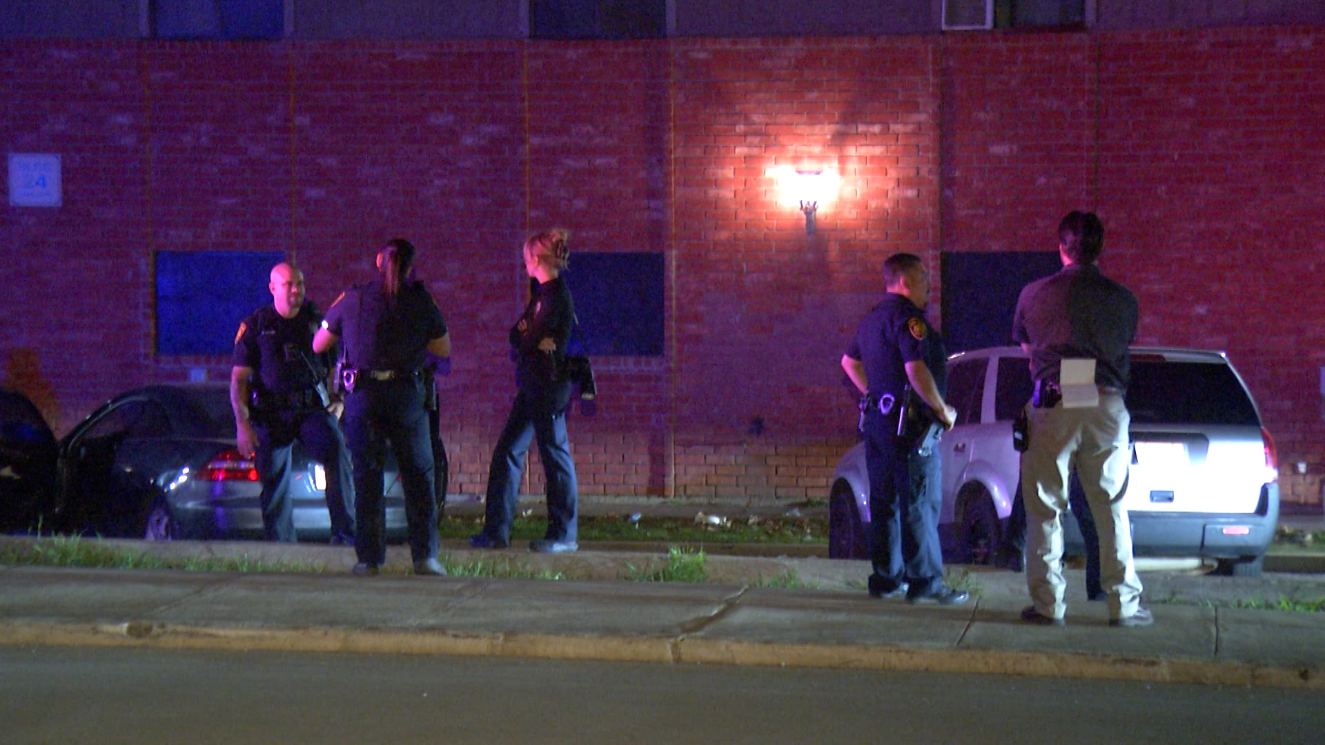 Man fatally shot in neck outside San Antonio apartment complex