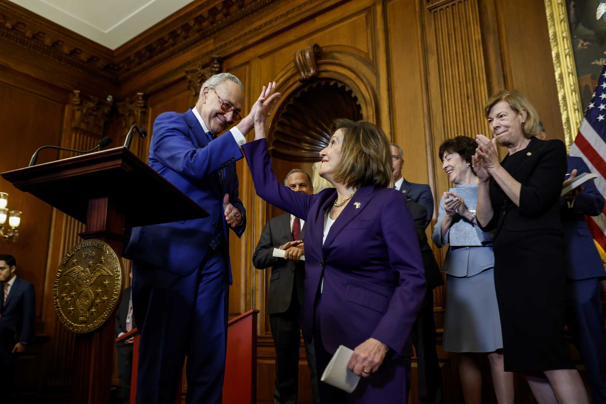 Nancy Pelosi wirft Chuck Schumer vor, den GOP-Haushalt zu unterstützen