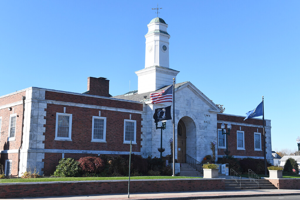 East Haven menyetujui anggaran $117,7 juta dengan kenaikan pajak 7%, memangkas kenaikan dari proposal