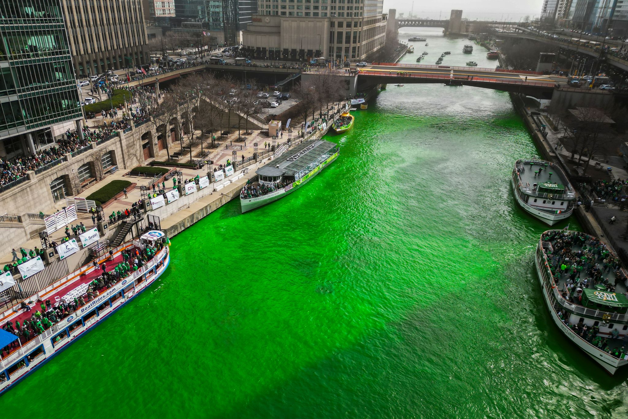 Chicago dyes its river bright green as it opens St. Patrick's Day ...