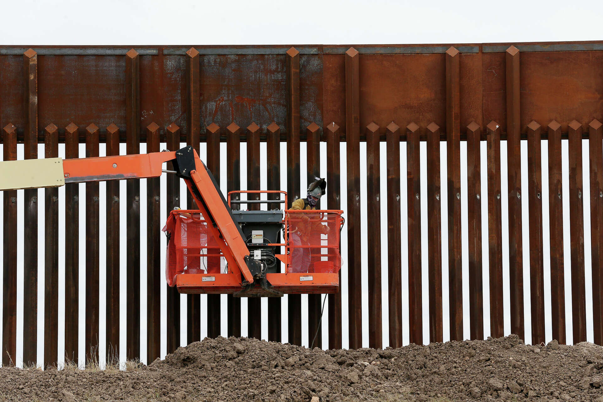 Feds award first contract to resume border wall construction in Texas