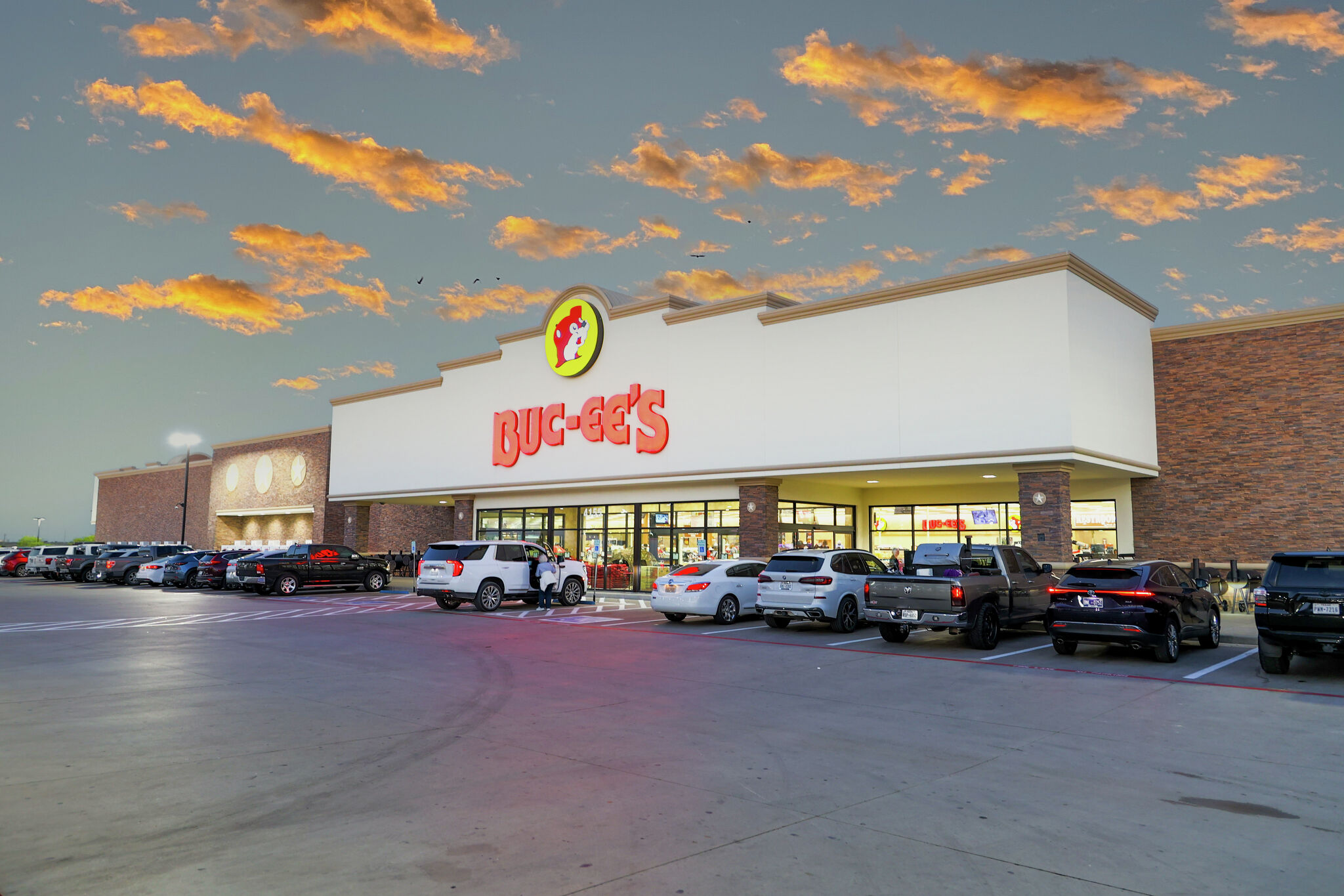 Buc-ee's files lawsuit against Missouri dog hangout Barc-ee's