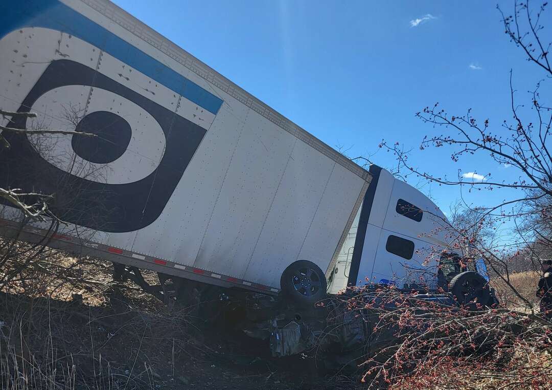 Fairfield tractor-trailer crash on I-95 causes injuries, officials say