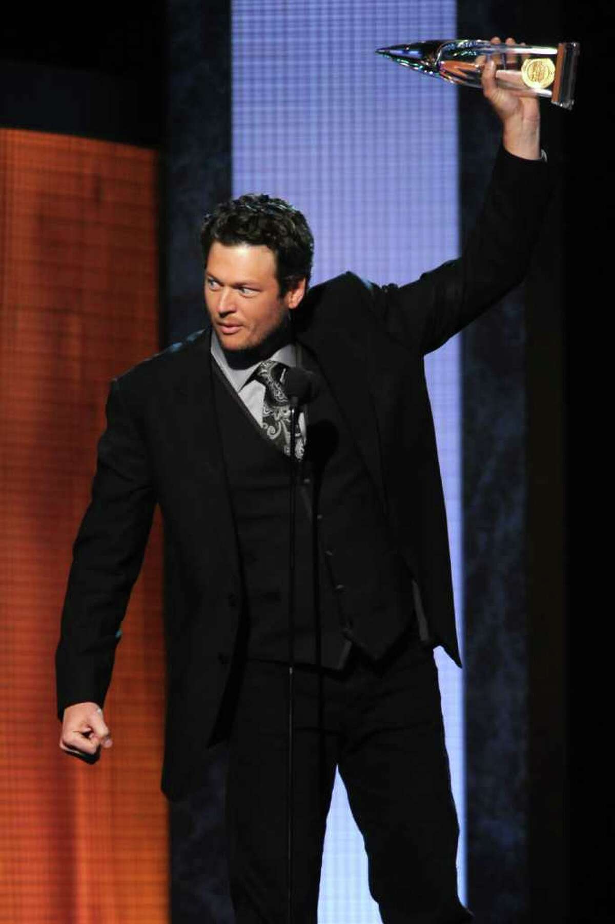 NASHVILLE, TN - NOVEMBER 10: Musician Blake Shelton accepts award for Male Vocalist of the Year at the 44th Annual CMA Awards at the Bridgestone Arena on November 10, 2010 in Nashville, Tennessee. (Photo by Rick Diamond/Getty Images) *** Local Caption *** Blake Shelton