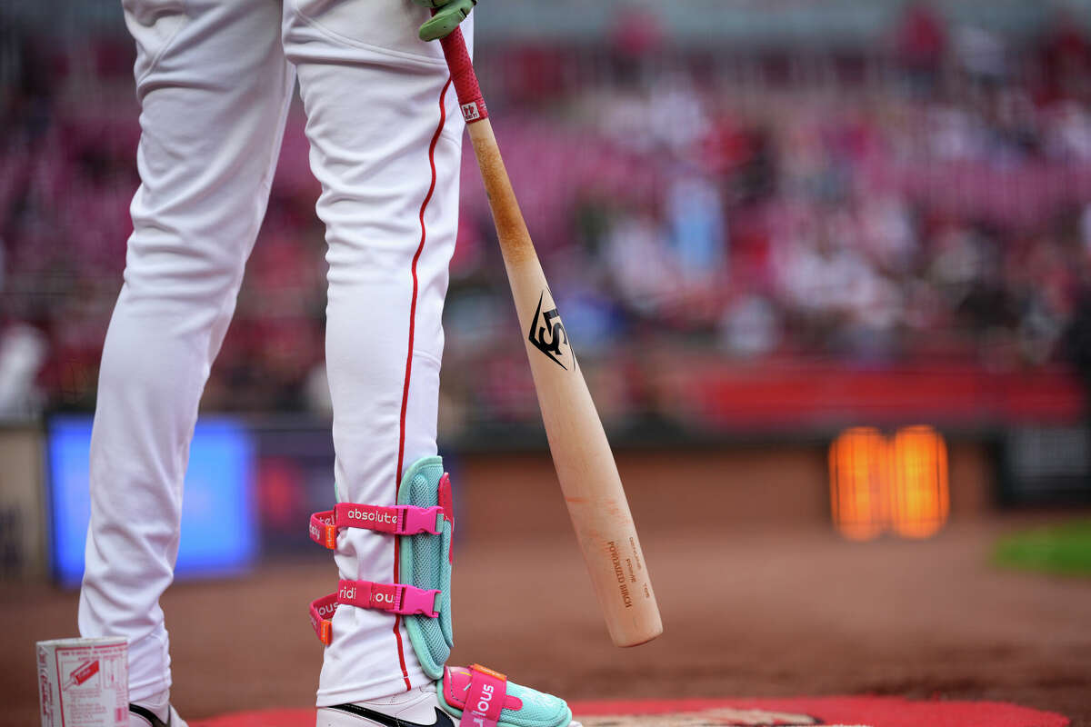 Cincinnati Reds' Elly De La Cruz waits in the on-deck circle holding a torpedo-shaped bat in the first inning of a baseball game against the Texas Rangers, Tuesday, April 1, 2025, in Cincinnati.