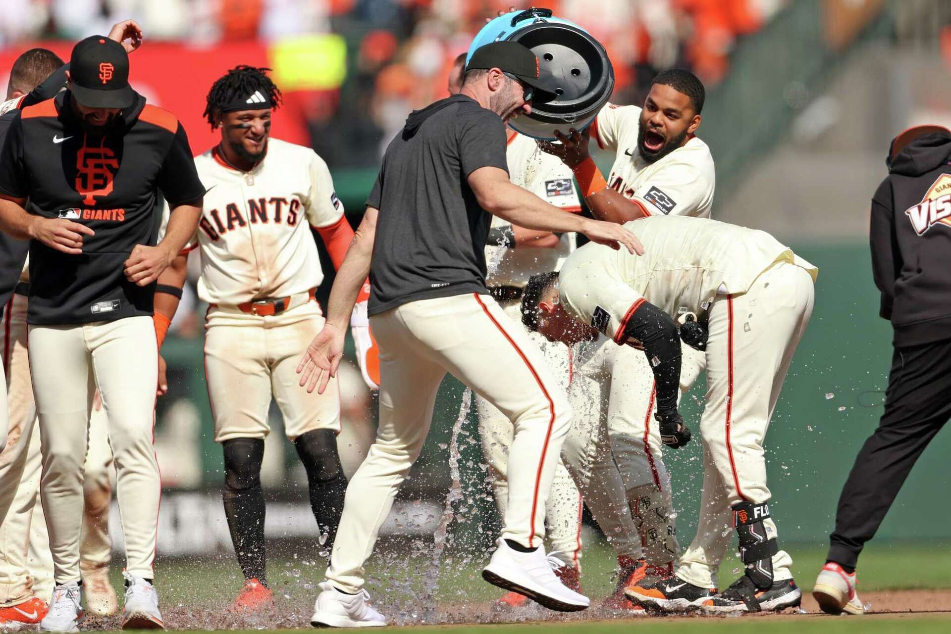 Giants push win streak to seven with drama-filled defeat of Mariners
