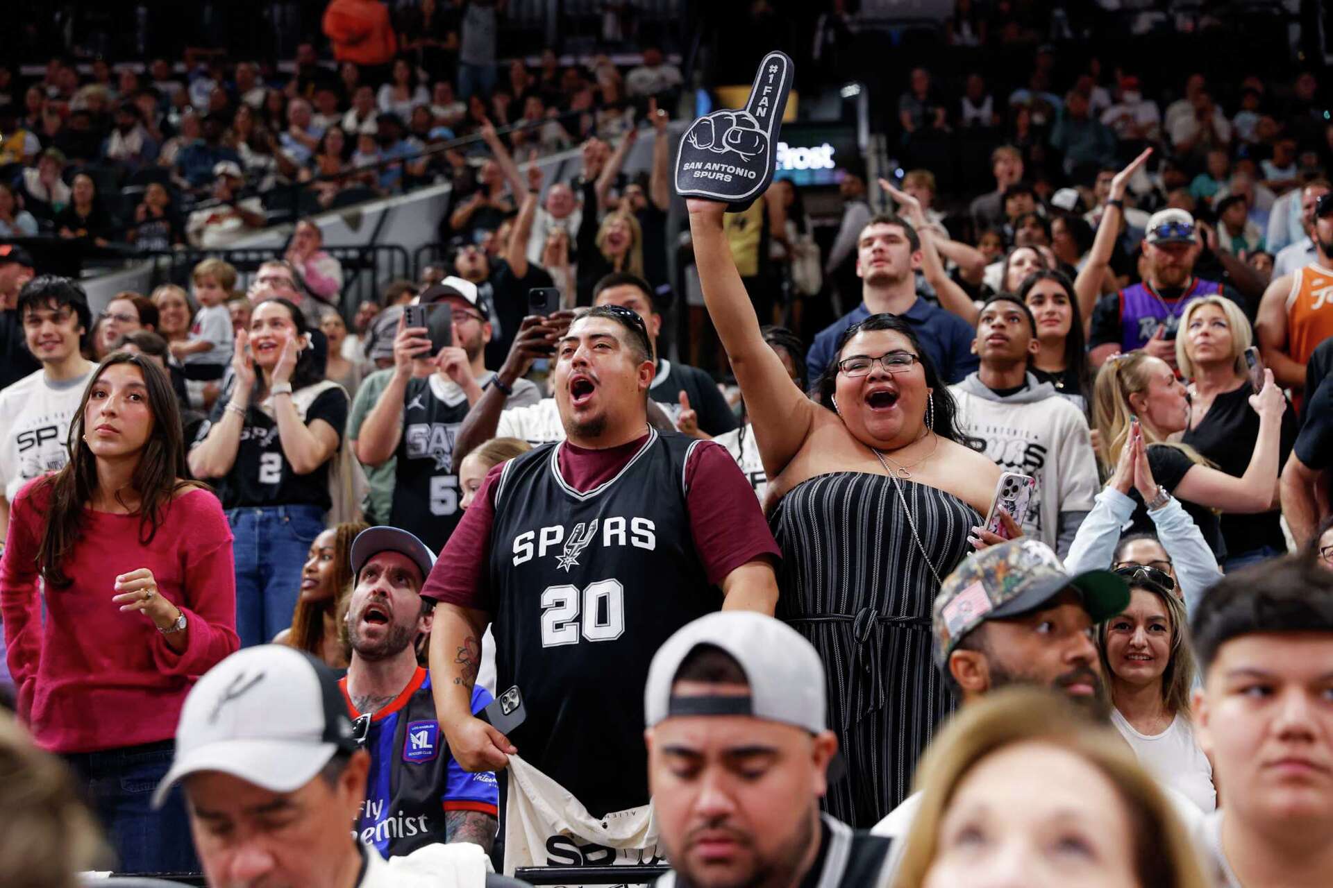 Spurs Fans Riot 'Resilient' Spurs close season with comeback win over Raptors