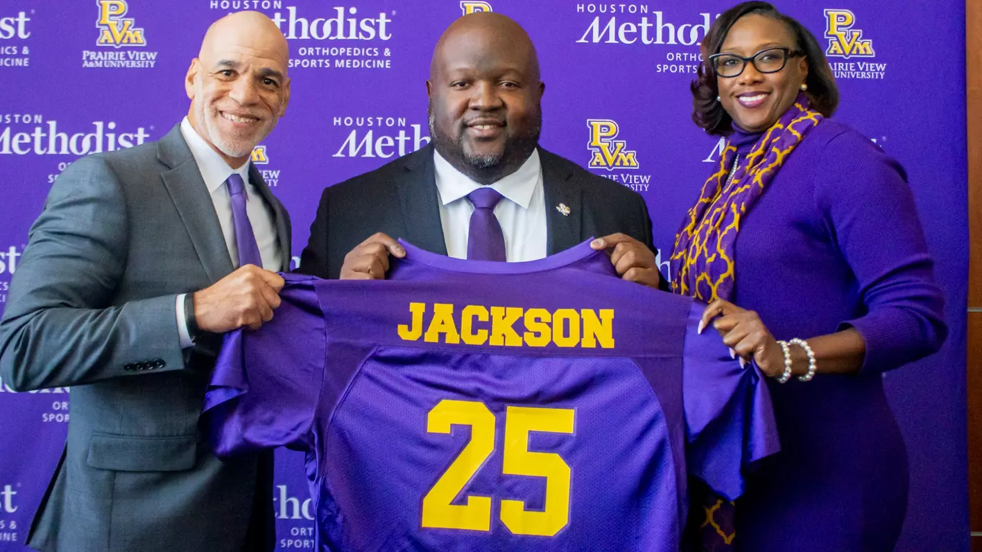 Prairie View A&M coach makes hilarious plea to transfer recruits