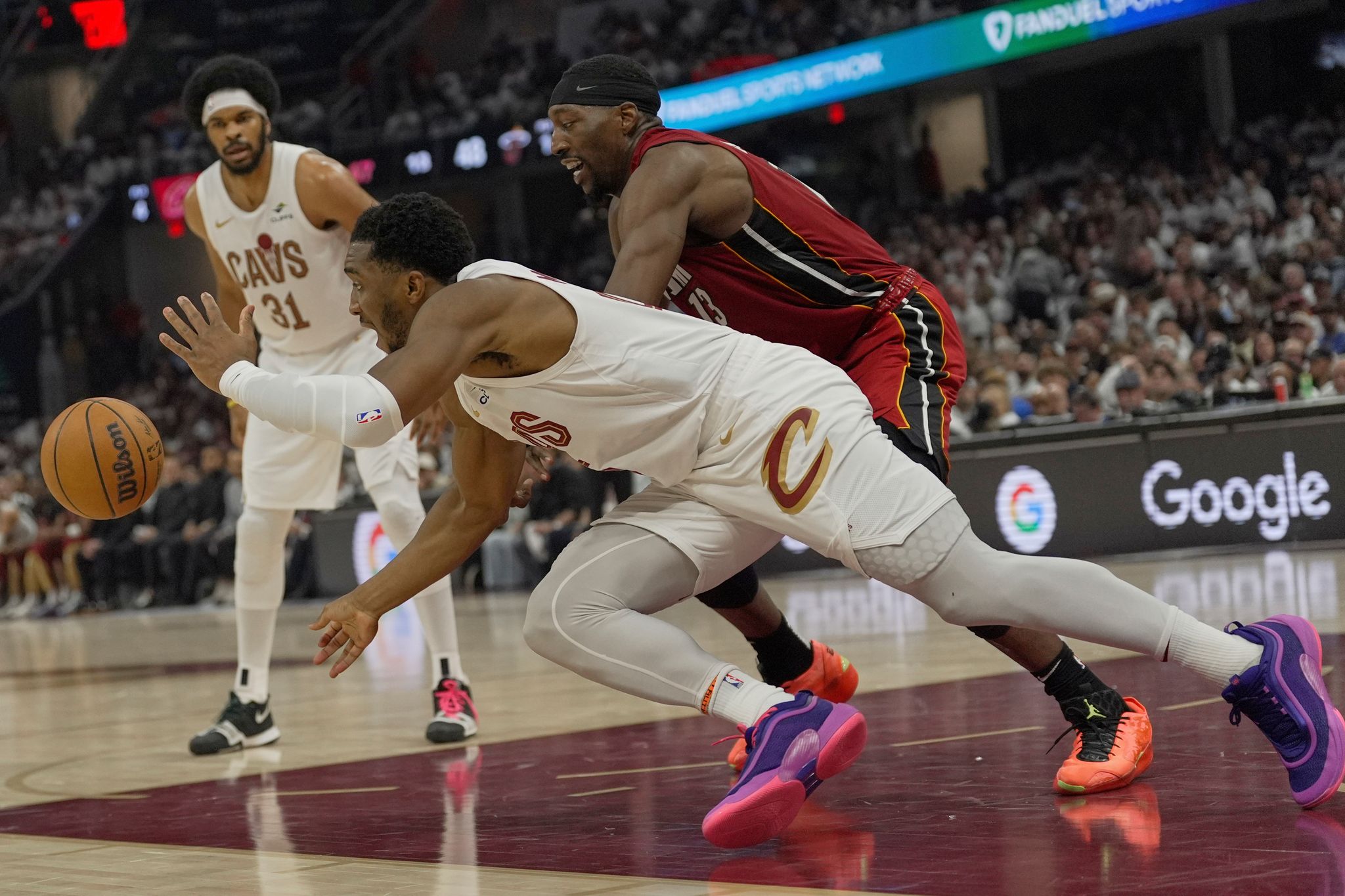 Cavaliers apalean 121-100 al Heat en el juego 1 de la 1ra. ronda de playoffs