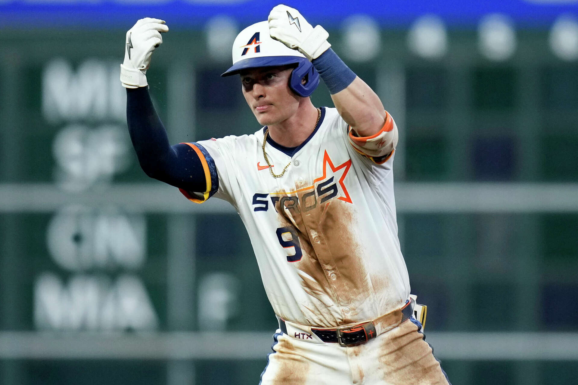 En un comienzo raro, Zach Dezenzo de los Astros tiene un gran juego en la victoria contra los Azulejos