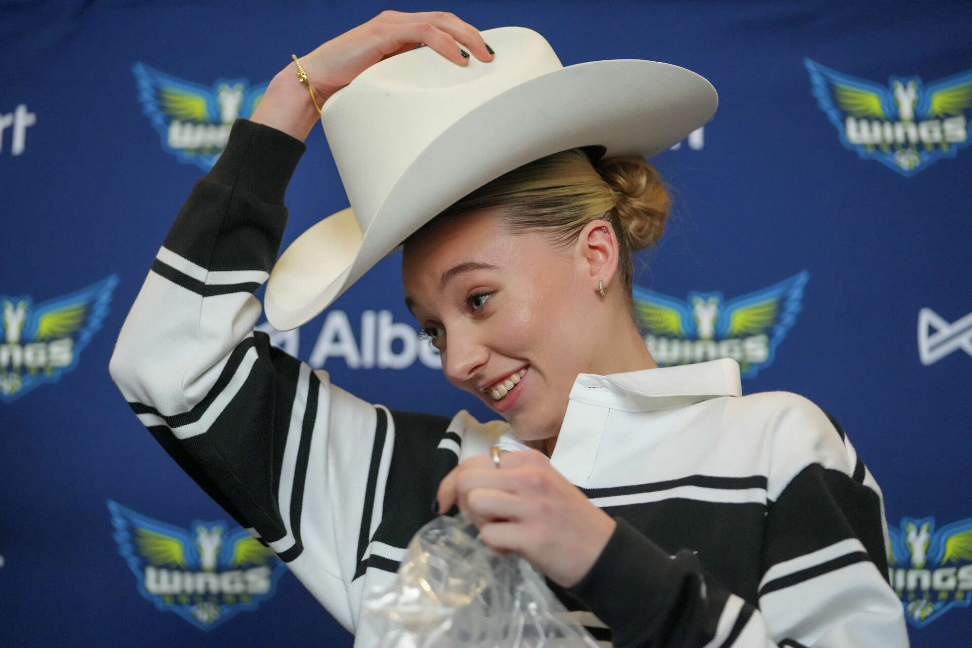 Paige Bueckers 'super excited' to begin new chapter with Dallas Wings