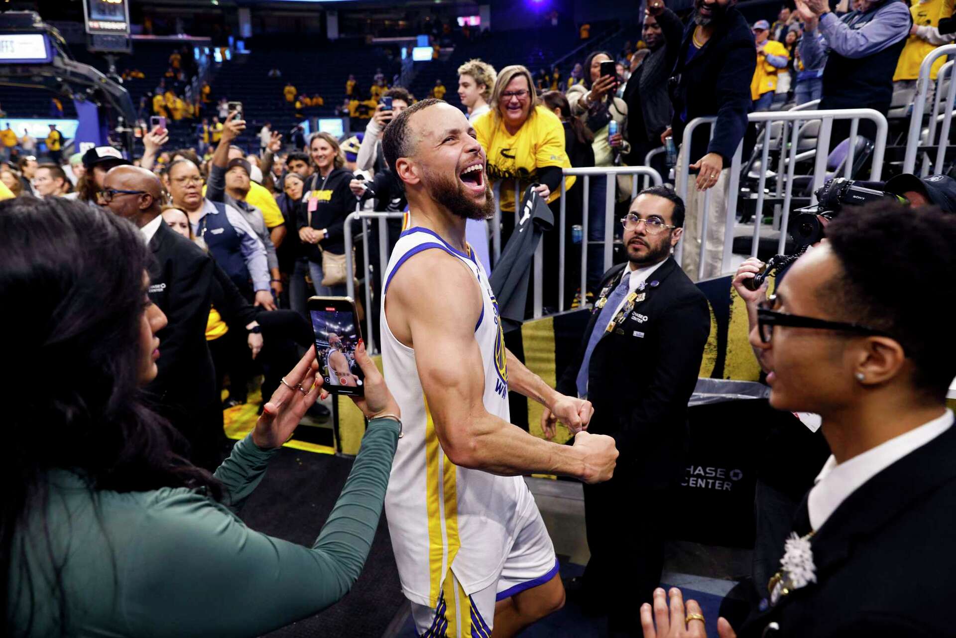 Steph Curry carries Warriors without Butler to Game 3 win over Rockets
