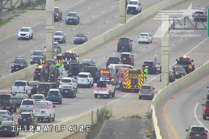 Crash causes traffic jam on I-10, Loop 410 in San Antonio