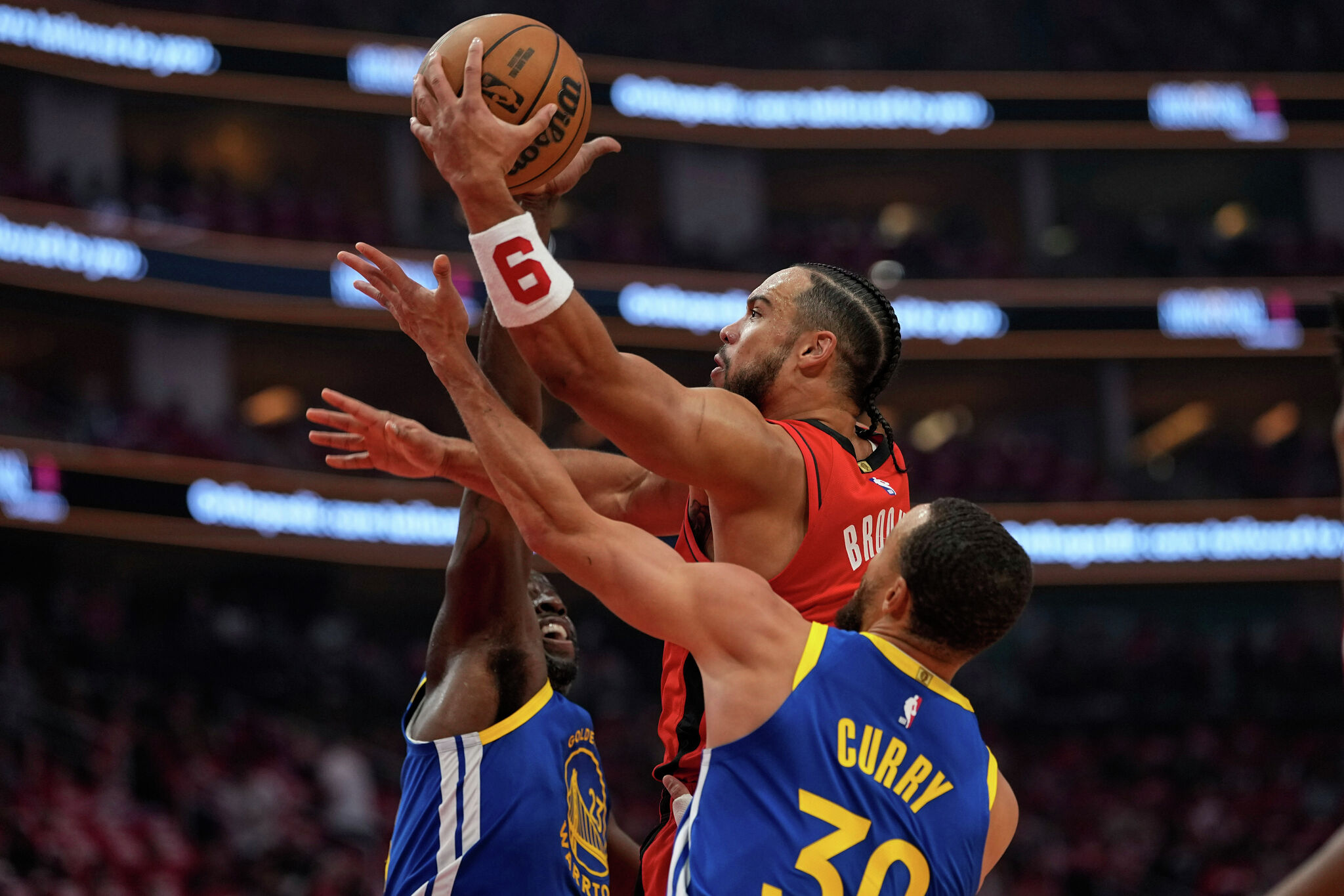Warriors broadcasters accuse Rockets' Brooks of trying to hurt Curry