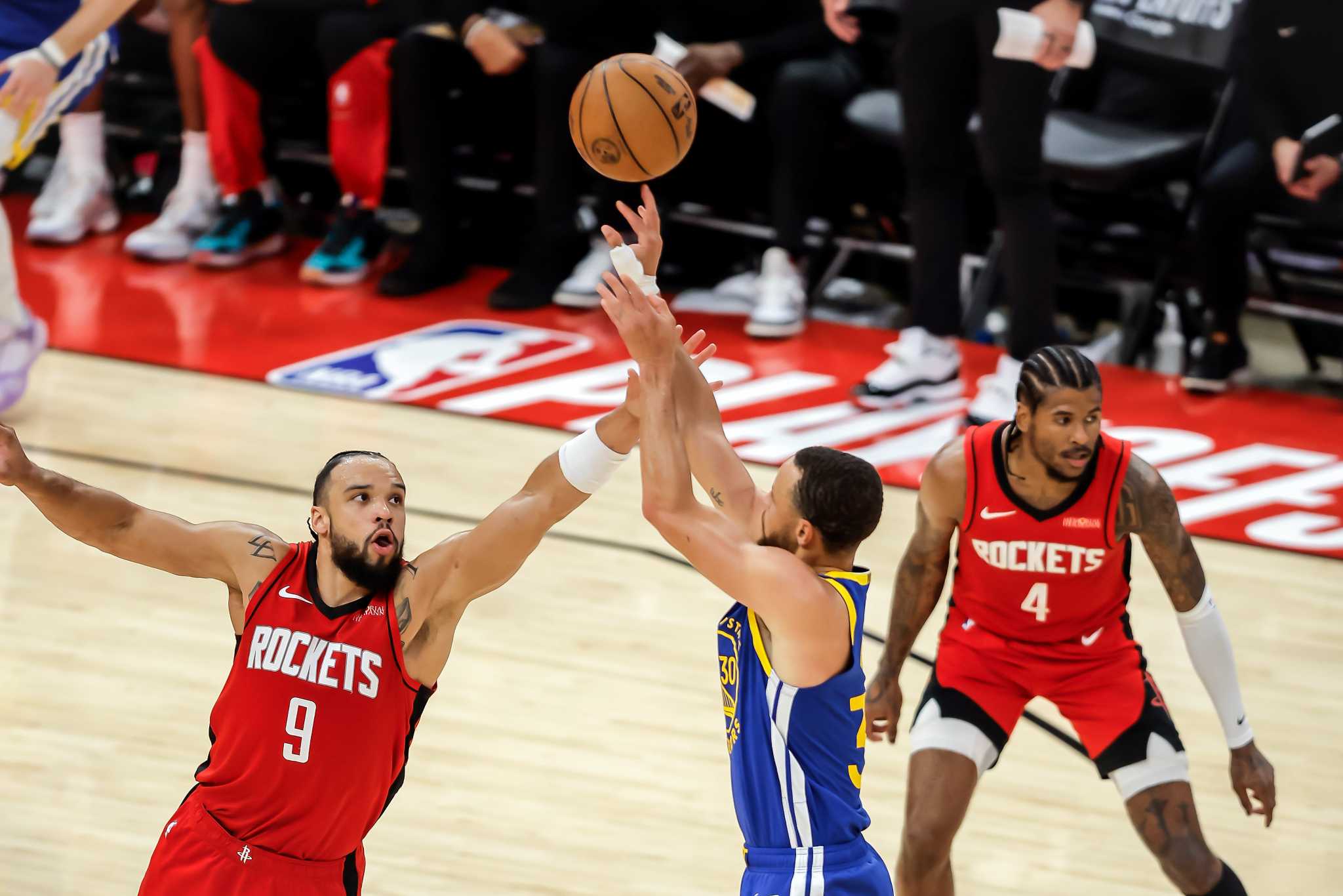 Rockets’ Brooks targeting Steph Curry’s thumb? ‘I’m playing the game’