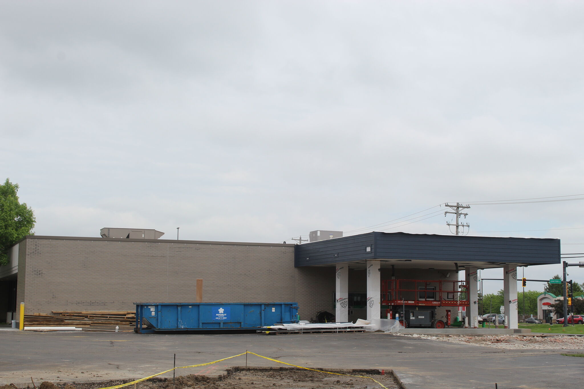 Edwardsville IL R.P. Lumber Center attracts ice skaters