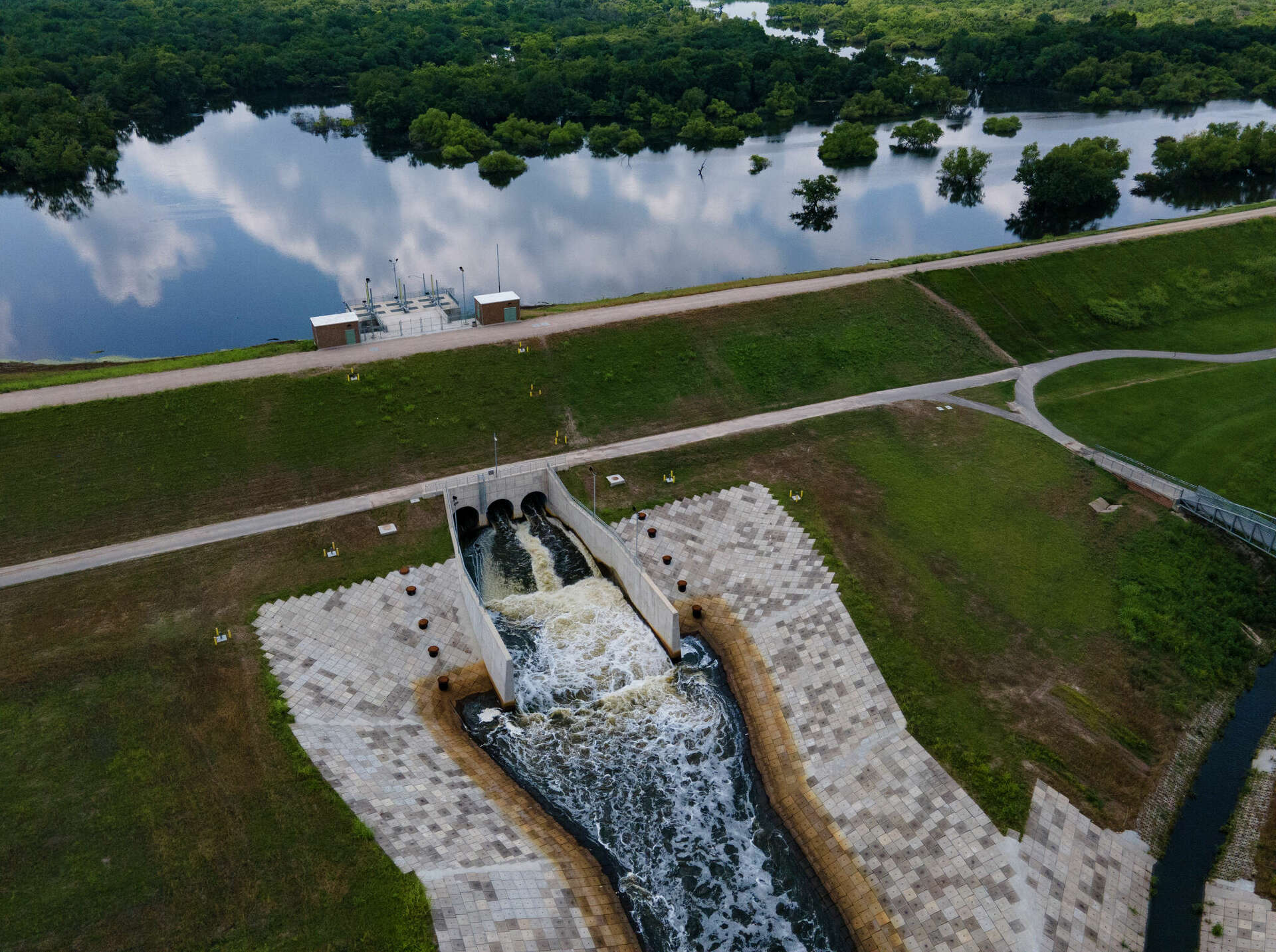 Officials mull dams northwest of Houston to cut Woodlands floods
