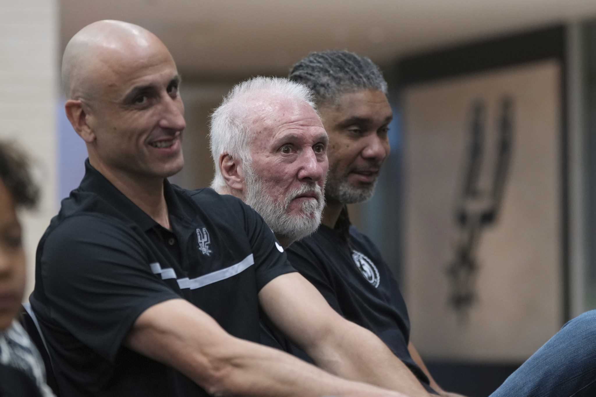 Popovich makes surprise appearance at Spurs news conference