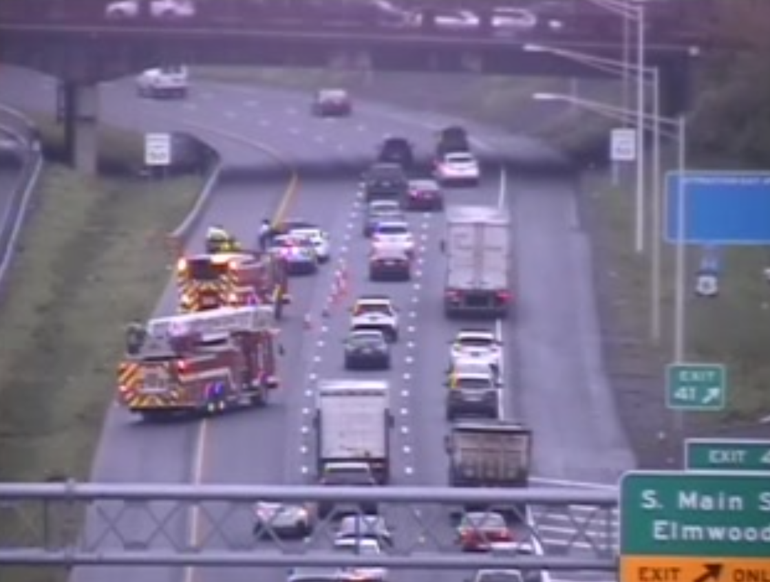 West Hartford crash on I-84 causes minor injuries, lane closure: Cops