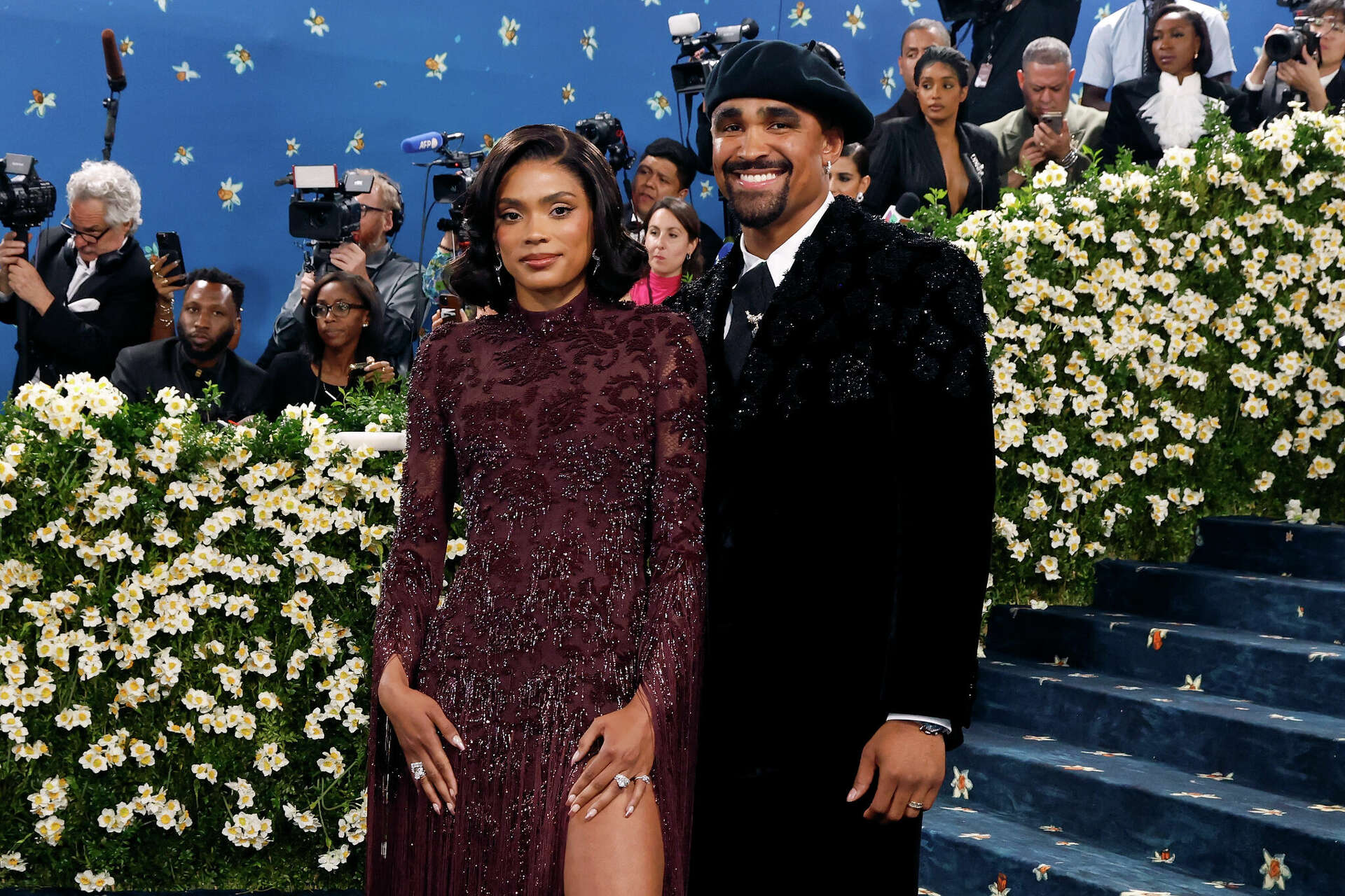 5 MINUTES AGO: “Please try to understand my husband” – Jalen Hurts’s wife has spoken out to explain the reason behind his and the Philadelphia Eagles’ recent loss, receiving an outpouring of sympathy from fans. Before the game, Jalen Hurts was reportedly struggling with a serious mental health issue that prevented him from performing at 100% of his tactical ability. “We are deeply sorry, but my husband gave everything he could. We only hope people can understand” she said... -T