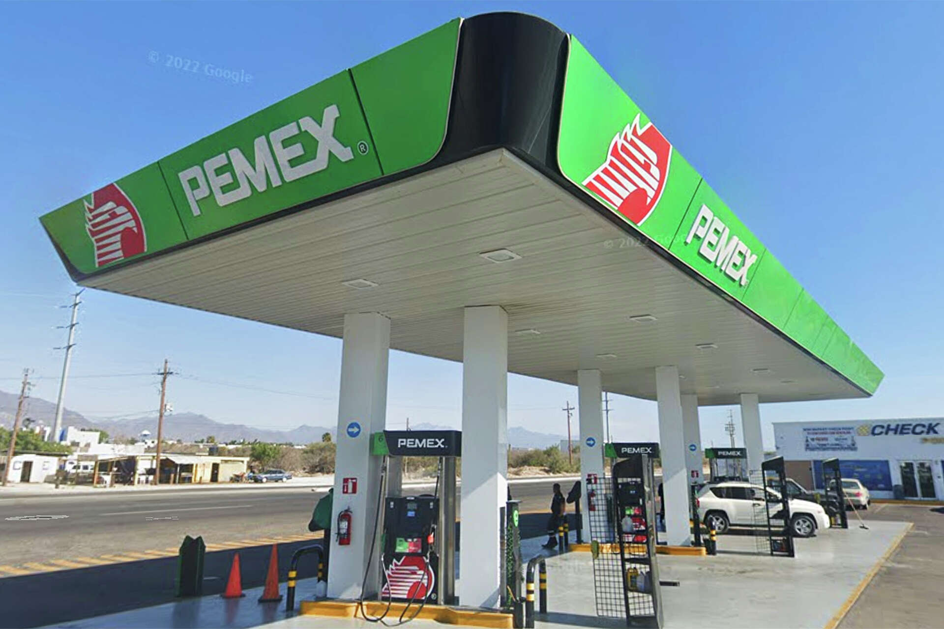 Common gas station scam targets travelers leaving Mexico airport, image size:1920x1280