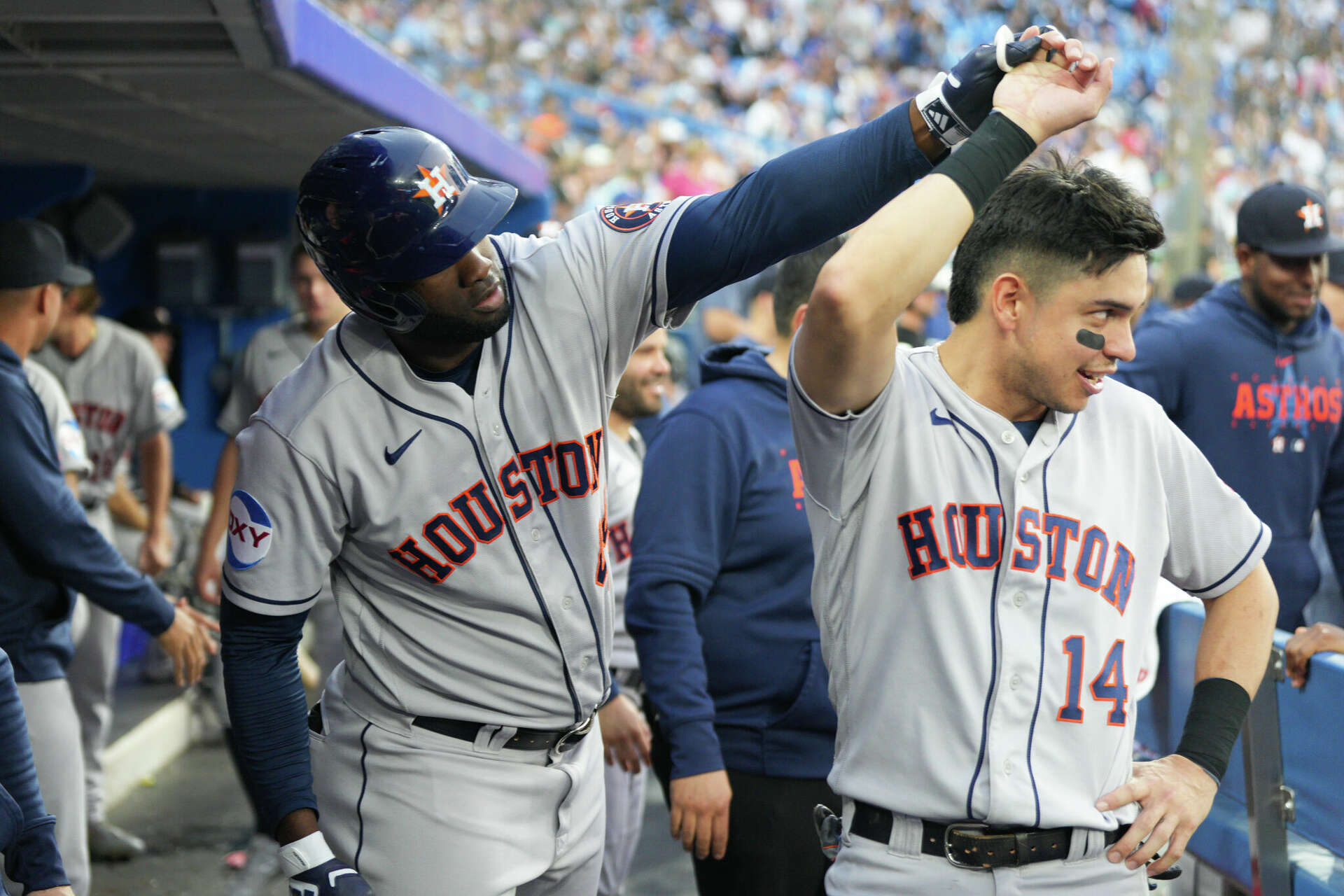 Yordan Alvarez and Mauricio Dubón share friendship, fatherhood