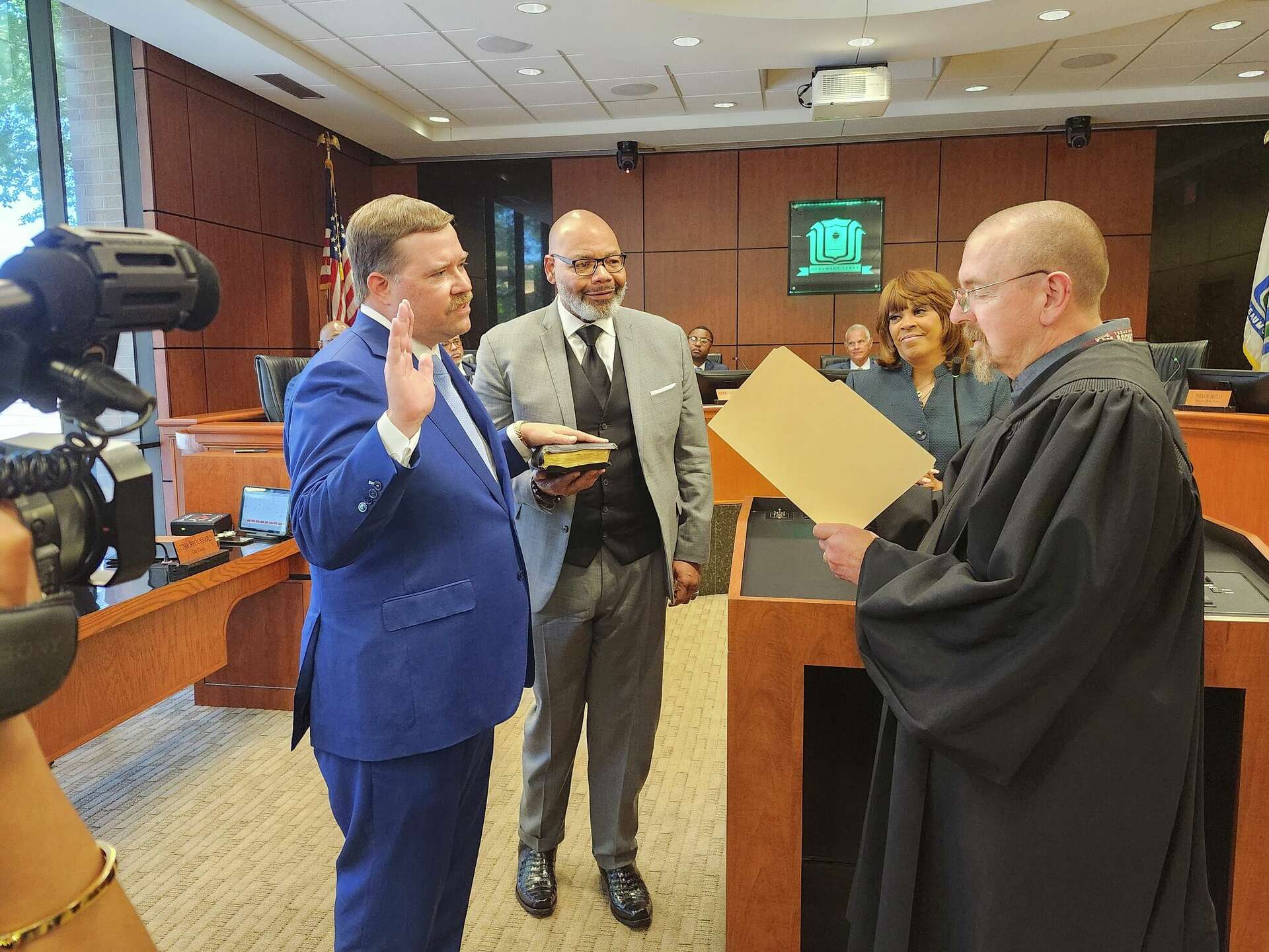Beaumont's new city council members sworn in during special meeting