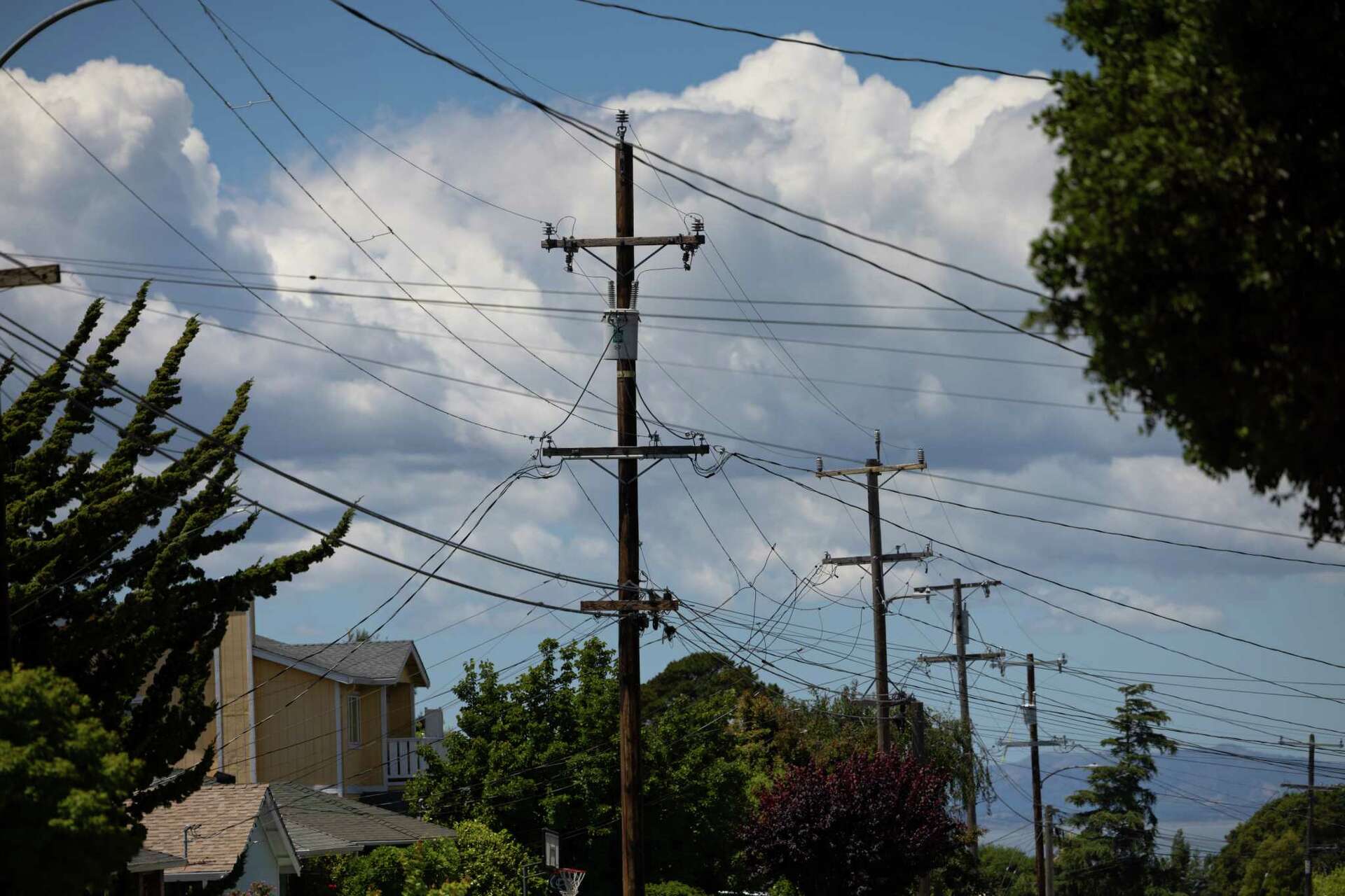 PG&E outages: Bay Area storm knocks out power to thousands