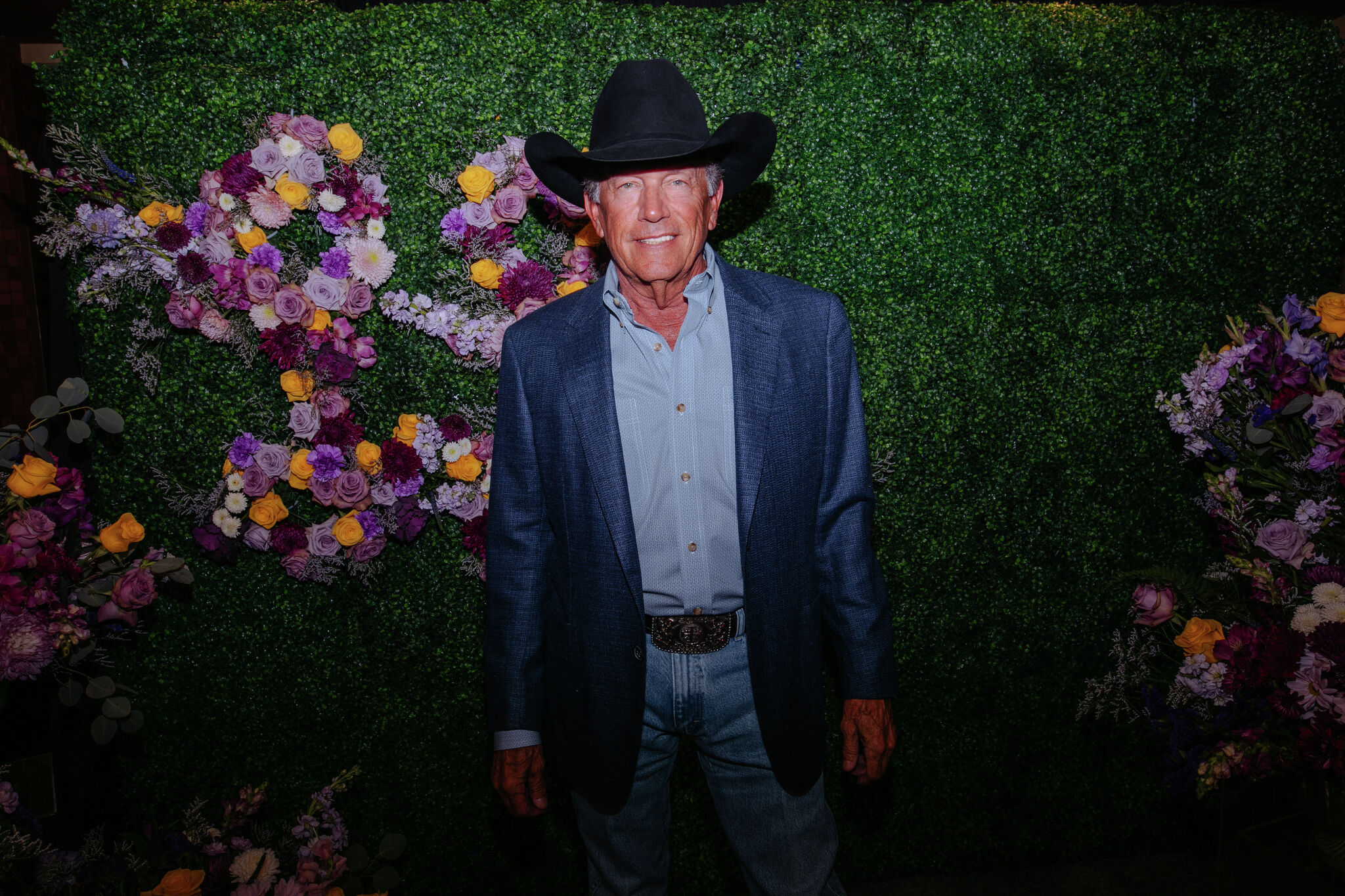 George Strait Honra el Legado de Gruene Hall: 50 Años de Música y Tradición en Texas