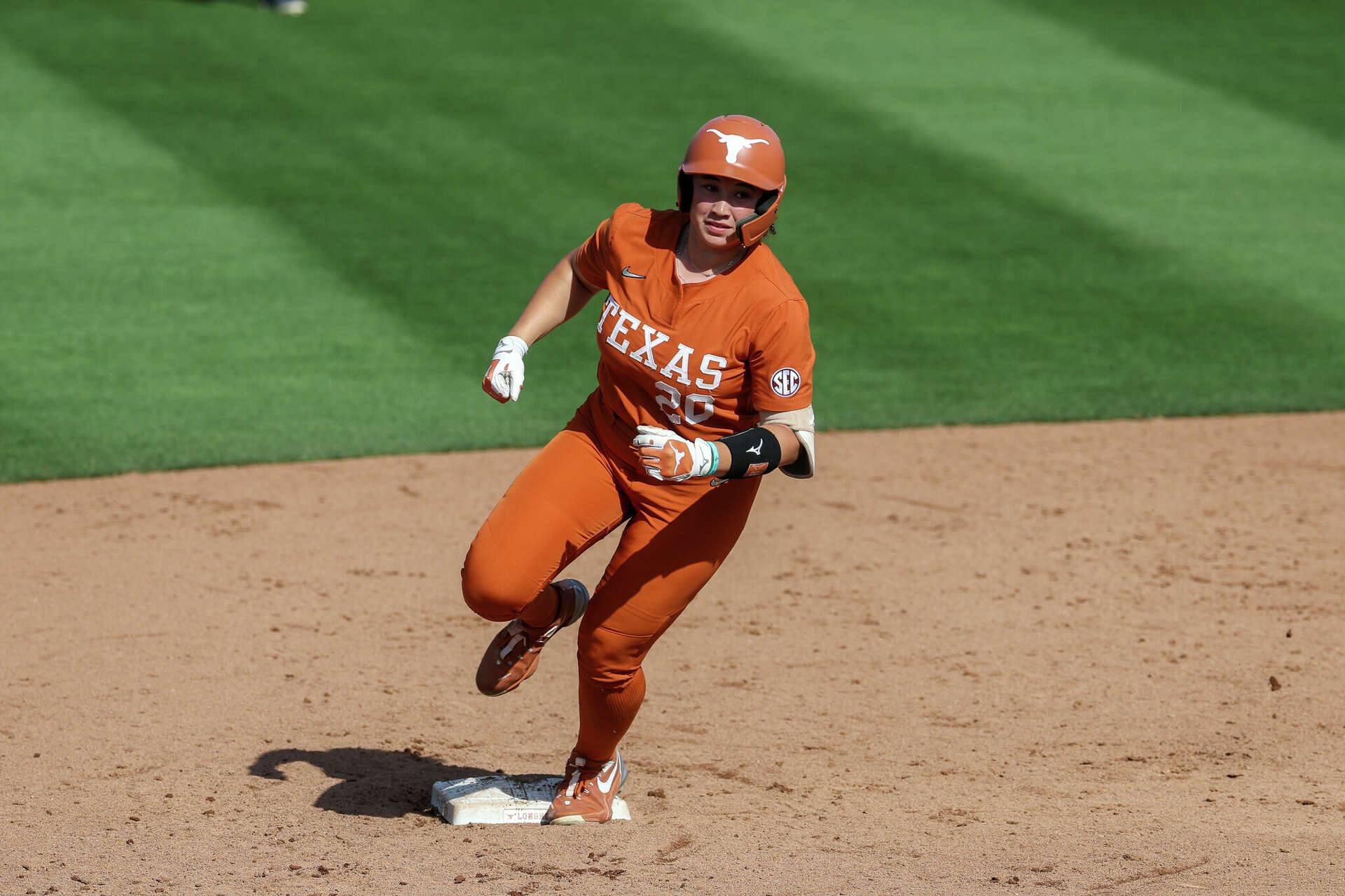 Texas Longhorns hit six homers to beat Michigan in NCAA softball
