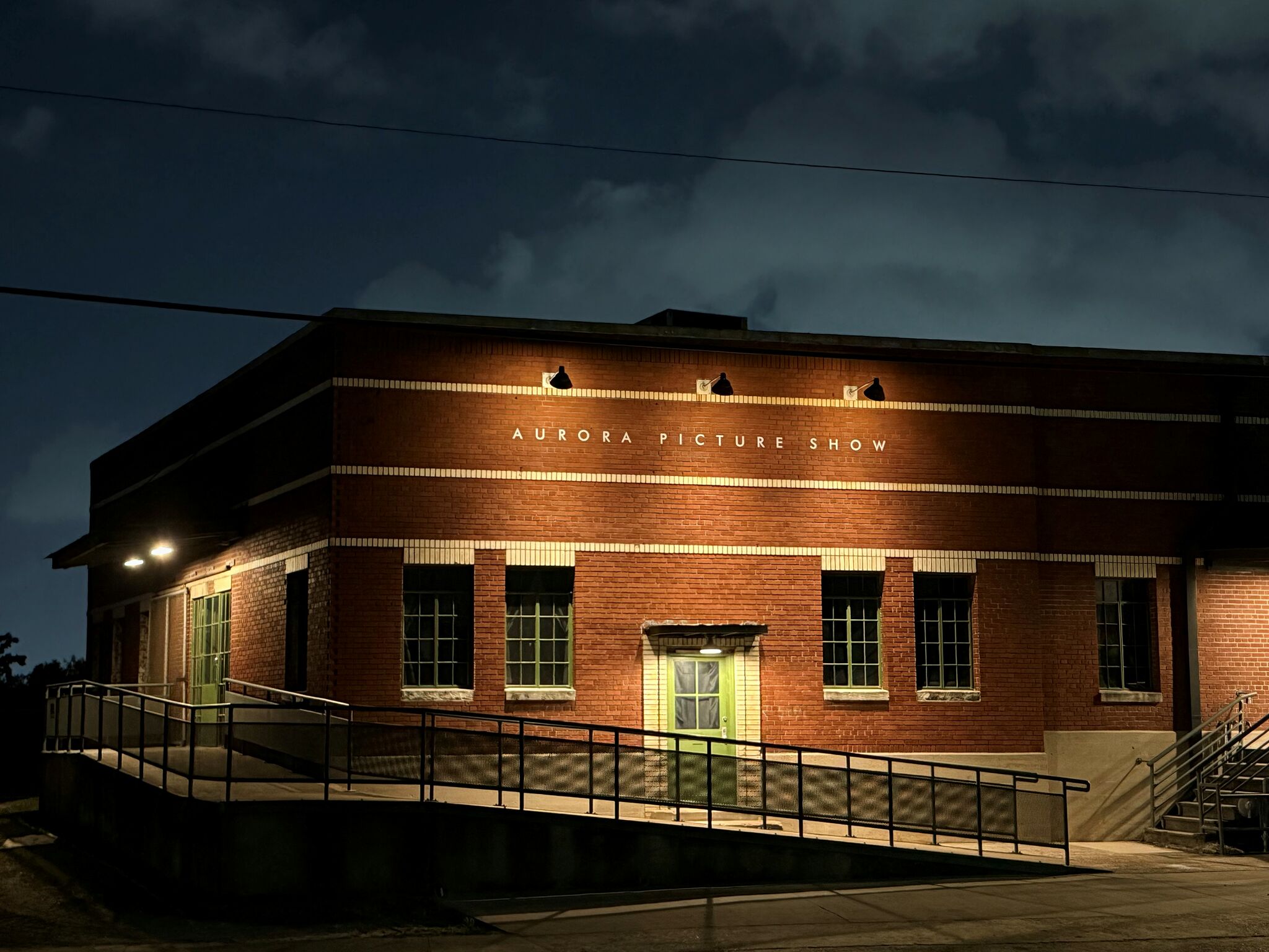 https://s.hdnux.com/photos/01/50/32/66/27372971/5/rawImage.jpg
