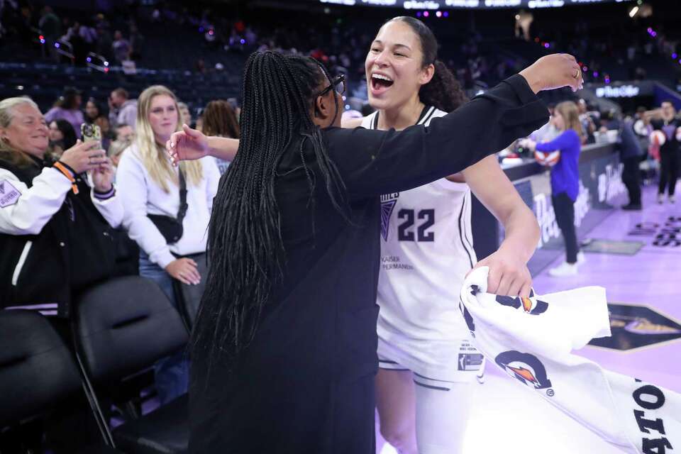 Captivating Veronica Burton Isn't Just The Valkyries' Heartbeat. She's Making Wnba History Photo for Your Screen Captivating Veronica Burton Isn't Just The Valkyries' Heartbeat. She's Making Wnba History Photo for Your Screen